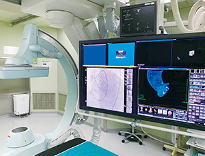 図4　血管造影室内の大型ディスプレイ