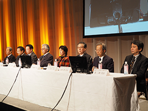 超音波部門審査員。左から吉川純一 氏（西宮渡辺心臓・血管センター），竹中　克 氏（日本大学板橋病院/東京大学医学部附属病院），遠田栄一 氏（三井記念病院），松尾　汎 氏（松尾クリニック），平井都始子 氏（奈良県立医科大学），水口安則 氏（国立がん研究センター中央病院），金田　智 氏（東京都済生会中央病院），畠　二郎 氏（川崎医科大学）