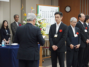 功労表彰では東原会長が賞状を授与