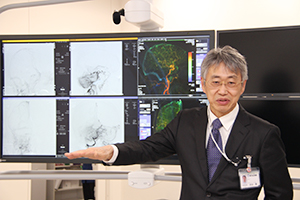 見学会で説明する脳神経外科部長の渋谷　肇副院長