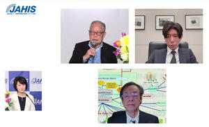 特別講演登壇の村上憲郎氏（元Google），MEDIS山本隆一理事長，JAHIS先崎心智副会長による鼎談の様子