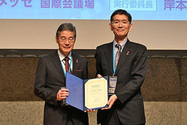 講演後に小畠氏（右）が黒田氏（左）に感謝状を贈呈